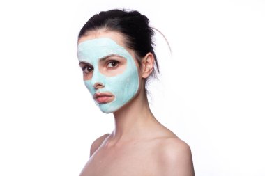 Yüzünde kozmetik maske olan kadın.