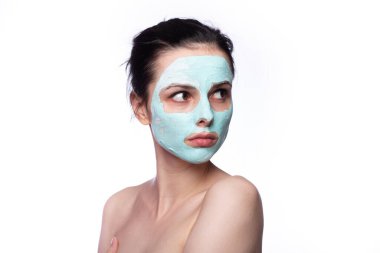 Yüzünde kozmetik maske olan kadın.