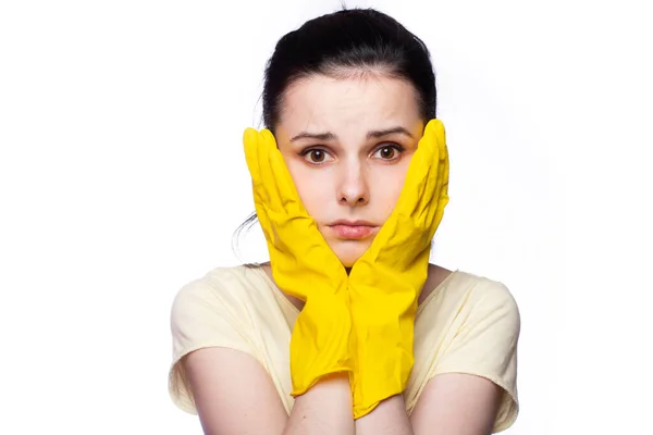 Wanita Dengan Sarung Tangan Kuning Latar Belakang Putih — Stok Foto