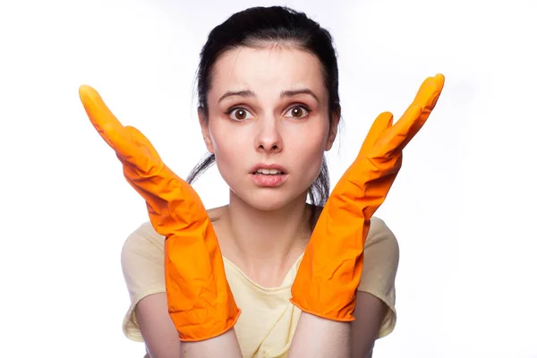 Portakal Temizleme Eldivenli Duygusal Kadın Temizlik Şirketi Çalışanı — Stok fotoğraf