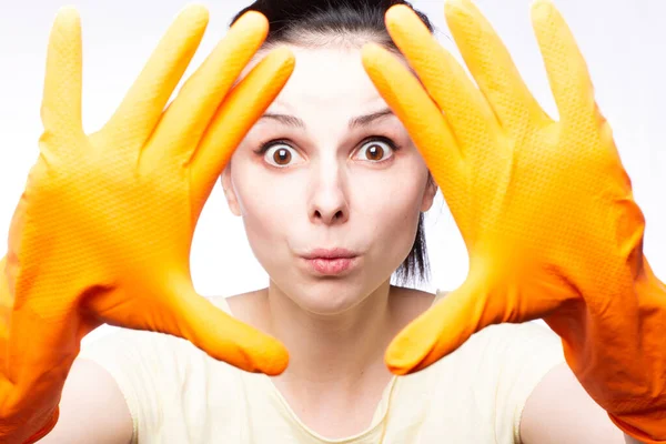 オレンジクリーニング手袋清掃会社の従業員の感情的な女性 — ストック写真