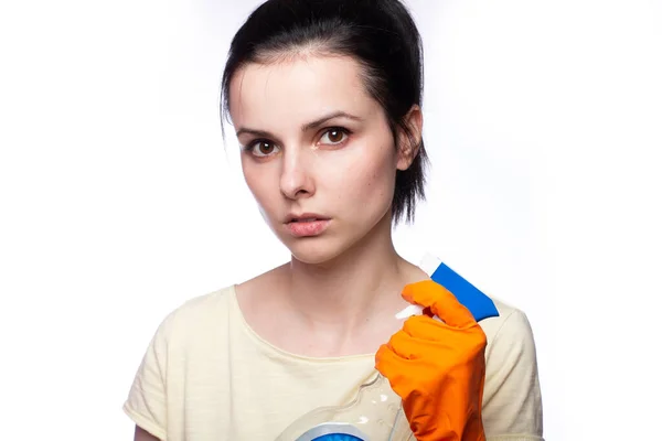 Vrouw Oranje Uboki Handschoenen Houdt Een Spray Fles Met Vloeistof — Stockfoto