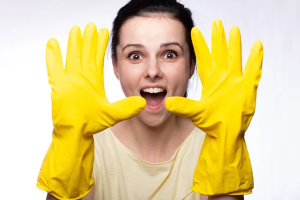 Χαμογελαστή Γυναίκα Κίτρινα Γάντια Καθαρισμού Λευκό Φόντο — Φωτογραφία Αρχείου
