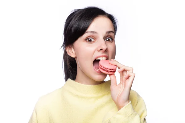 Bella Donna Maglione Giallo Tiene Mano Biscotti Maccheroni — Foto Stock