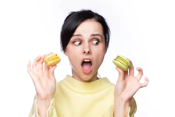 Cute Woman Yellow Sweater Holds Macaroni Cookies — Stock Photo, Image