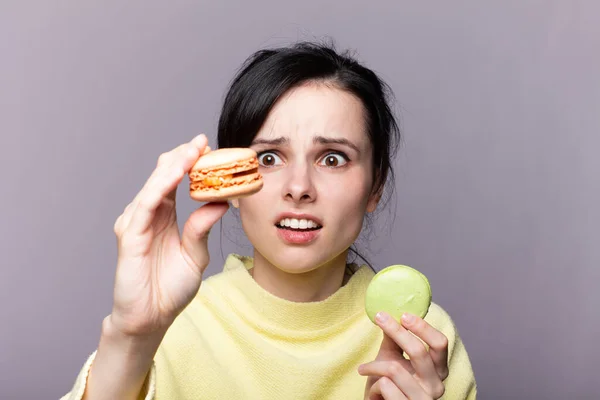 Profilo Ravvicinato Donna Affascinante Vuole Mordere Saporito Macaron Rosa Tenendo — Foto Stock