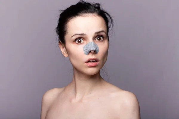 Kobieta Nakładająca Paski Nos Trądzik — Zdjęcie stockowe