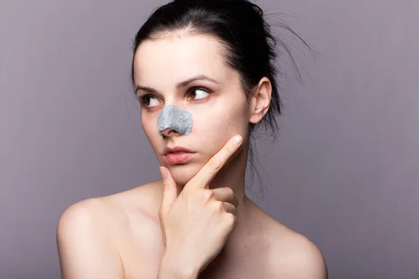 Atractiva Joven Aplicación Tira Nasal —  Fotos de Stock