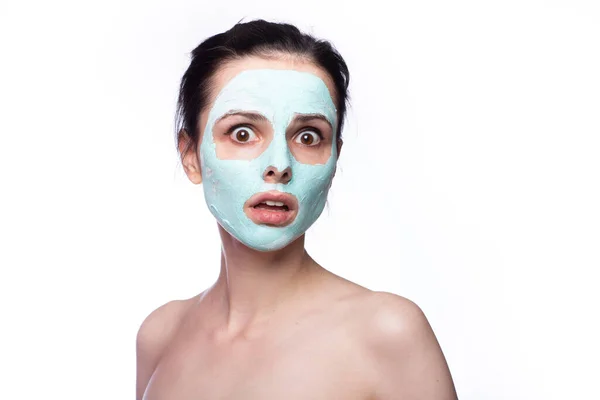 Wanita Bertopeng Kosmetik Wajahnya Latar Belakang Putih — Stok Foto
