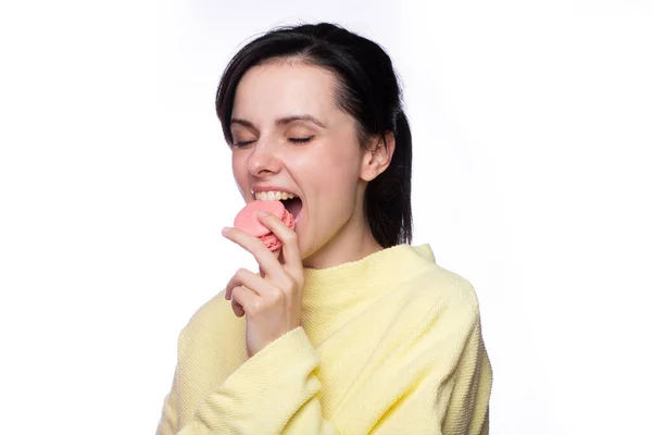 Vrouw Gele Kleren Houdt Macaroni Koekjes Haar Hand Leuke Vrouw Rechtenvrije Stockfoto's