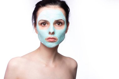 Yüzünde kozmetik maskeli kadın, beyaz arka plan.