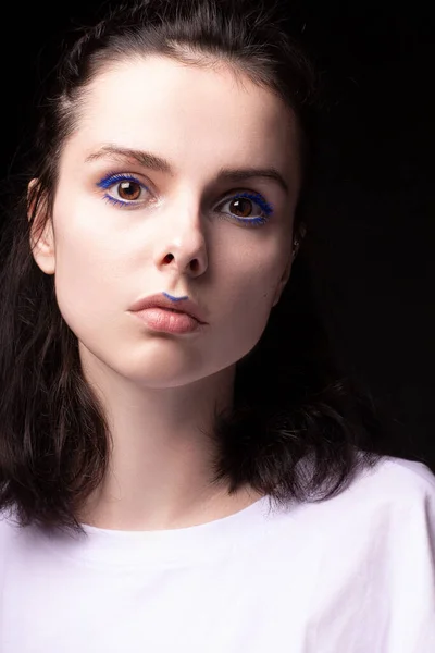 Mujer Moda Con Maquillaje Ojos Azules Marca Verificación Los Labios — Foto de Stock