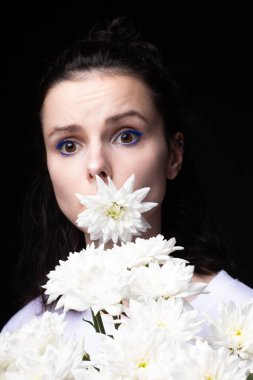Siyah arka planda beyaz çiçekli kadın