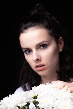 Bir buket beyaz çiçekli kadın.