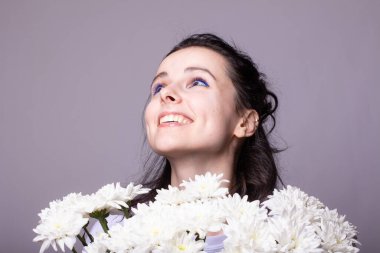 Aşık bir kadın ve elinde büyük bir buket çiçek.