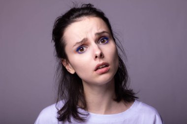 Beyaz tişörtlü güzel kadın.