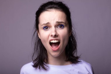 Beyaz tişörtlü güzel kadın.