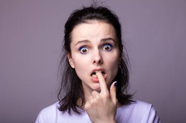 Beyaz tişörtlü güzel kadın.