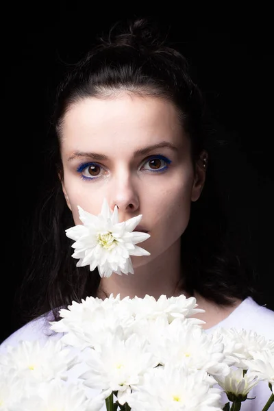 Koyu Arkaplanda Beyaz Çiçekli Güzel Bir Kadın — Stok fotoğraf