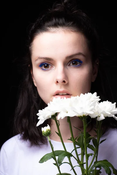 Kobieta Wyglądem Modelu Portret Białymi Kwiatami Czarnym Tle Studio — Zdjęcie stockowe
