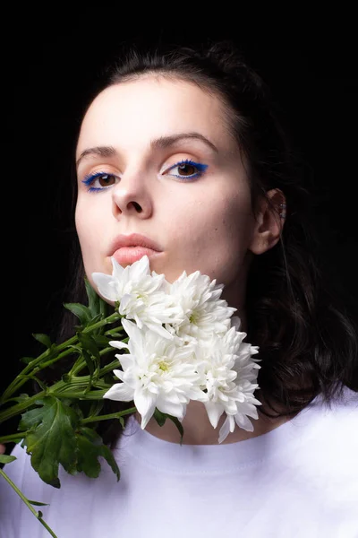Kobieta Niezwykłym Niebieskim Makijażu Trzymając Chryzantemy Rękach Czarne Tło Studio — Zdjęcie stockowe