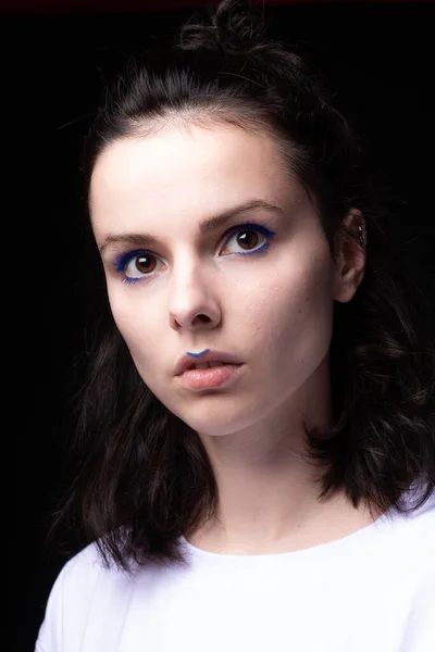 Modna Kobieta Niebieskim Makijażem Oczu Znakiem Kontrolnym Ustach Zbliżenie Portretu — Zdjęcie stockowe