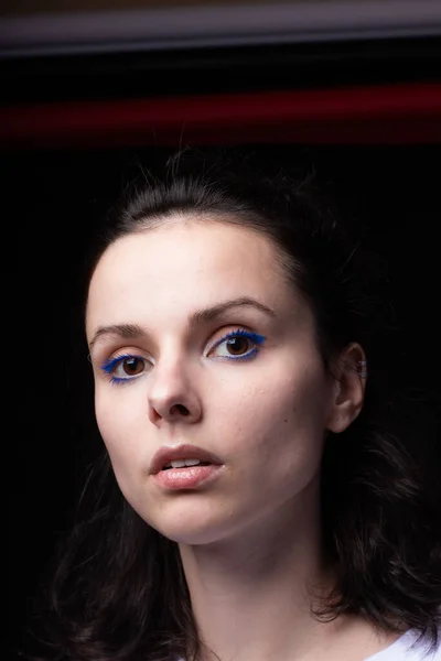 Femme Avec Maquillage Des Yeux Bleu Portrait Gros Plan Fond — Photo
