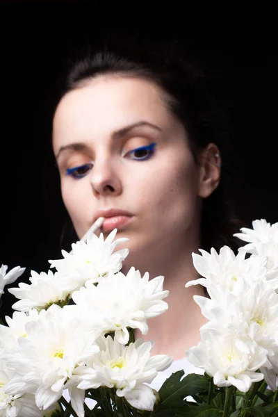 Mujer Con Ramo Flores Blancas Fuma Cigarrillo Fondo Negro Estudio — Foto de Stock