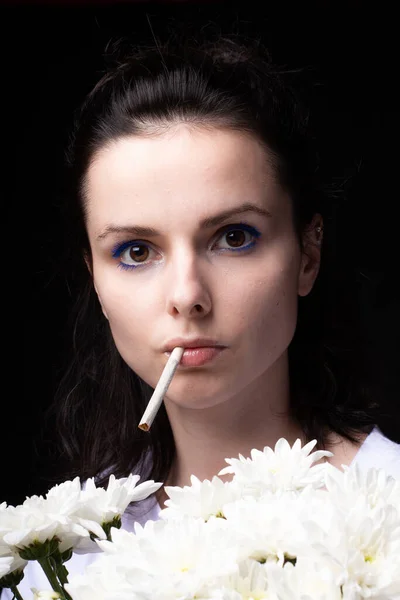 Woman Bouquet White Flowers Smokes Cigarette Black Studio Background — Stock Photo, Image