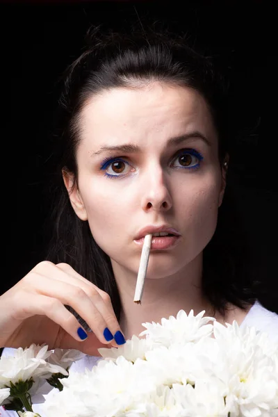 Mujer Con Ramo Flores Blancas Fuma Cigarrillo Fondo Negro Estudio — Foto de Stock