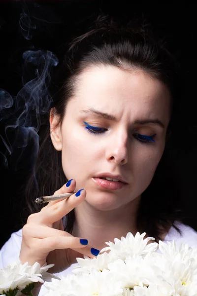 Donna Con Mazzo Fiori Bianchi Fuma Una Sigaretta Sfondo Nero — Foto Stock