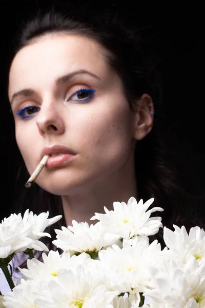 Donna Con Mazzo Crisantemi Bianchi Fuma Una Sigaretta Sfondo Scuro — Foto Stock
