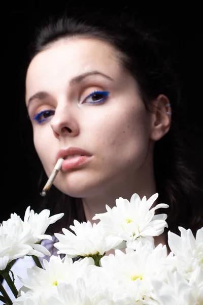 Mujer Con Ramo Crisantemos Blancos Fuma Cigarrillo Fondo Oscuro Estudio — Foto de Stock