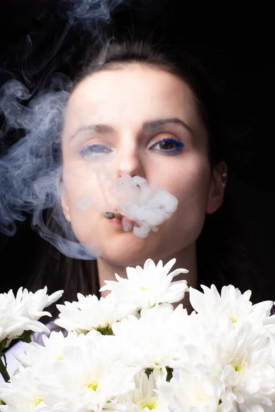 Mujer Con Ramo Crisantemos Blancos Fuma Cigarrillo Fondo Oscuro Estudio — Foto de Stock