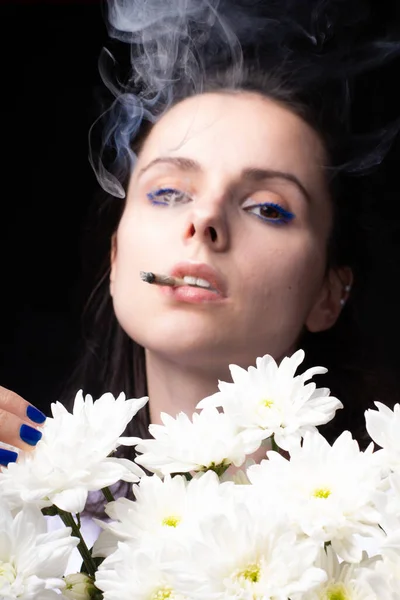 Woman Bouquet White Chrysanthemums Smokes Cigarette — Stock Photo, Image