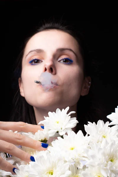 Mujer Con Ramo Crisantemos Blancos Fuma Cigarrillo — Foto de Stock