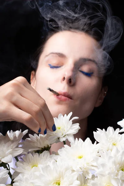 Mujer Con Ramo Crisantemos Blancos Fuma Cigarrillo — Foto de Stock