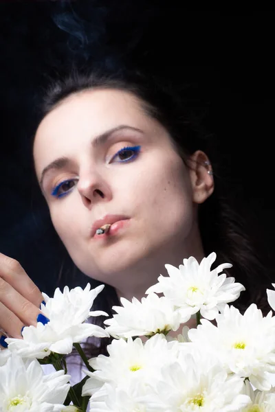 Mujer Con Ramo Flores Blancas Fuma Cigarrillo — Foto de Stock
