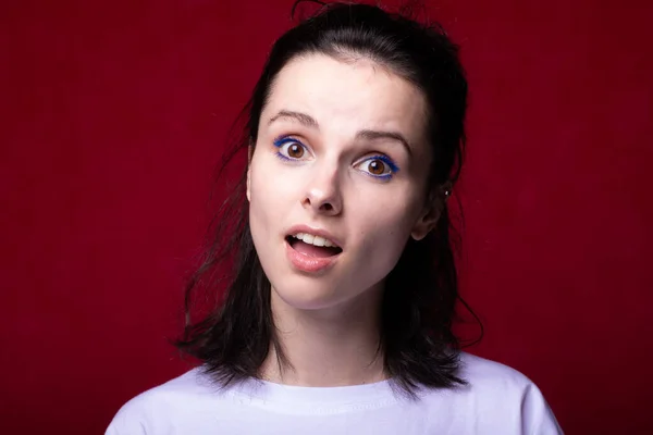 Belle Fille Dans Shirt Léger Sur Fond Rouge — Photo