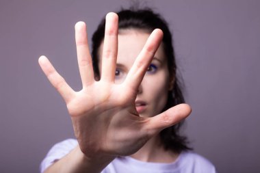 Avuç içi kadın eli, yakın plan, gri arka plan.