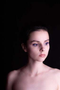 Kasımpatı olan güzel bir kız, siyah bir geçmişi var.