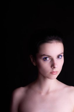 Kasımpatı olan güzel bir kız, siyah bir geçmişi var.