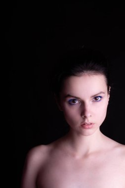 Kasımpatı olan güzel bir kız, siyah bir geçmişi var.