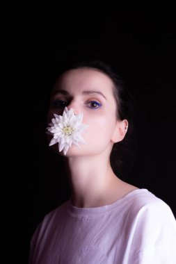 Kasımpatı olan güzel bir kız, siyah bir geçmişi var.