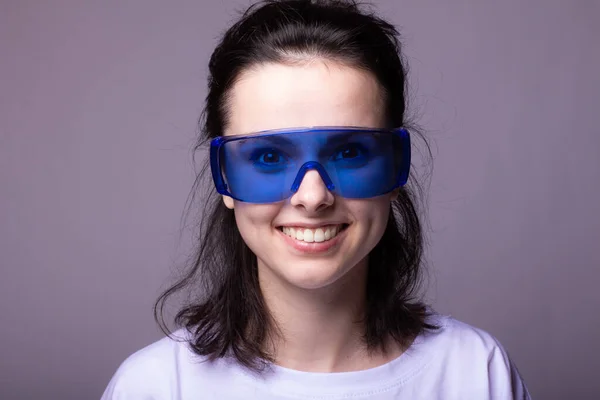 Divertente Ragazza Grandi Occhiali Blu Sfondo Grigio — Foto Stock