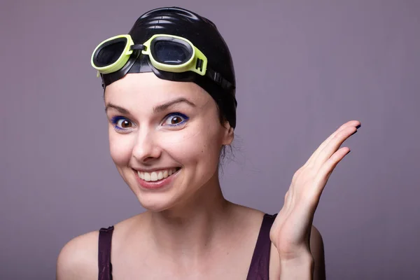 Donna Nuotatrice Sorridente Cuffia Bagno Occhiali Costume Bagno Sfondo Grigio — Foto Stock