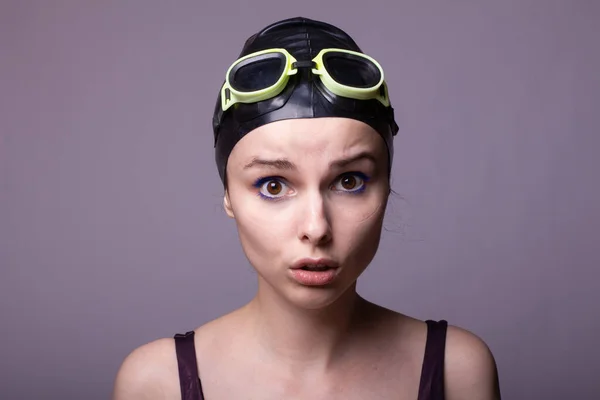 Nuotatrice Con Cuffia Bagno Occhiali Costume Bagno Sfondo Grigio — Foto Stock