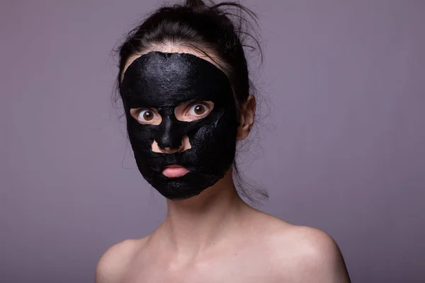 Kobieta Czarnej Masce Twarzy Kosmetyczna Pielęgnacja Skóry — Zdjęcie stockowe