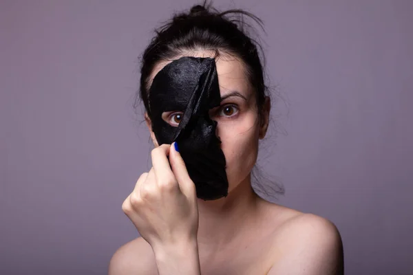 Donna Panno Nero Maschera Sul Viso Cura Della Pelle Cosmetica — Foto Stock