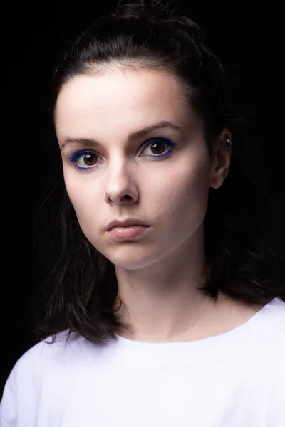 Piękna Dziewczyna Niebieskim Makijażem Białych Ubraniach Ciemnym Tle — Zdjęcie stockowe